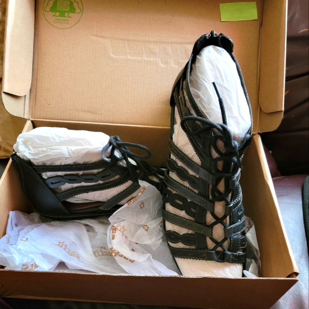 SZ 12 womens black leather gladiator sandals